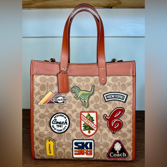 S⭕️LD‼️Coach Field Tote Signature Canvas With Patches & Novelty Strap - Picture 2 of 11